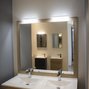 Miroir de Salle de Bain 80cmx60cm Multifonctionnel avec LED Bicolore + Anti- buée + Panneau LCD (Tactile, Haut-Parleurs Bluetooth, Horloge, Date,  Température) + Miroir grossissant IP44 : : Cuisine et Maison