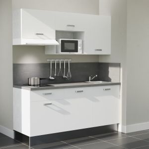 Kitchenette 180 cm blanche K30L-PT, plan et crédence stratifiés gris, hotte et micro-ondes blanc