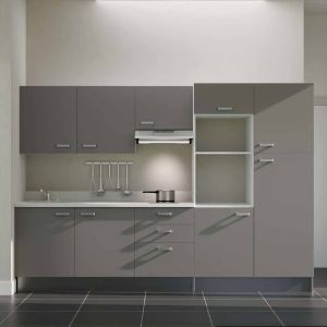 Kitchenette K46L - façades grises, plan monobloc blanc évier intégré à gauche, hotte inox