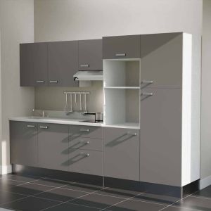 Kitchenette K46L - façades grises, plan monobloc blanc évier intégré à gauche, hotte inox