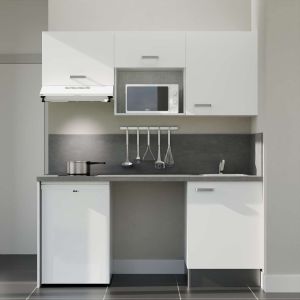 Kitchenette 180 cm K55L : façades blanches, plan de travail et crédences gris, frigo top, micro-ondes et hotte blanc