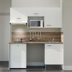 Kitchenette 180 cm K55L : façades blanches, plan de travail et crédences chêne, frigo top, micro-ondes et hotte blanc