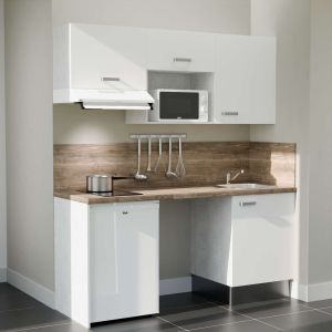 Kitchenette 180 cm K55L : façades blanches, plan de travail et crédences chêne, frigo top, micro-ondes et hotte blanc